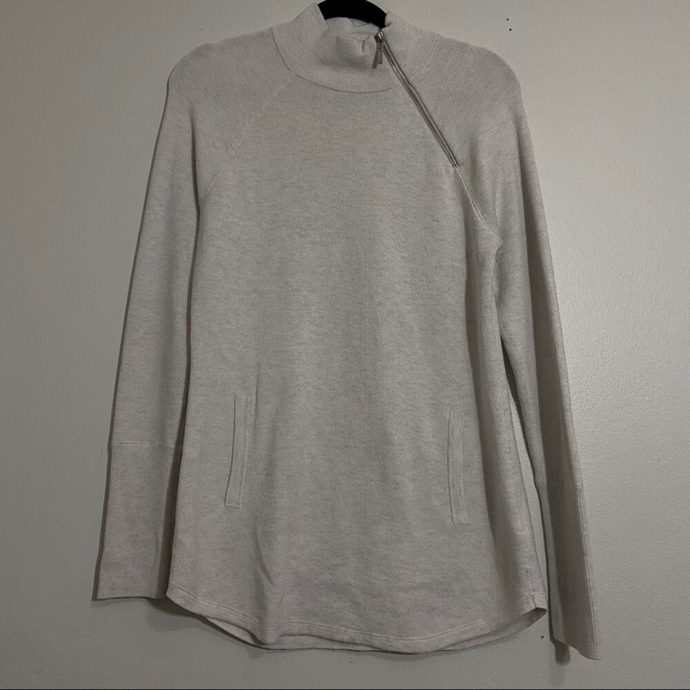 Tahari Light Grey Sweater Zipper Detail Size Small